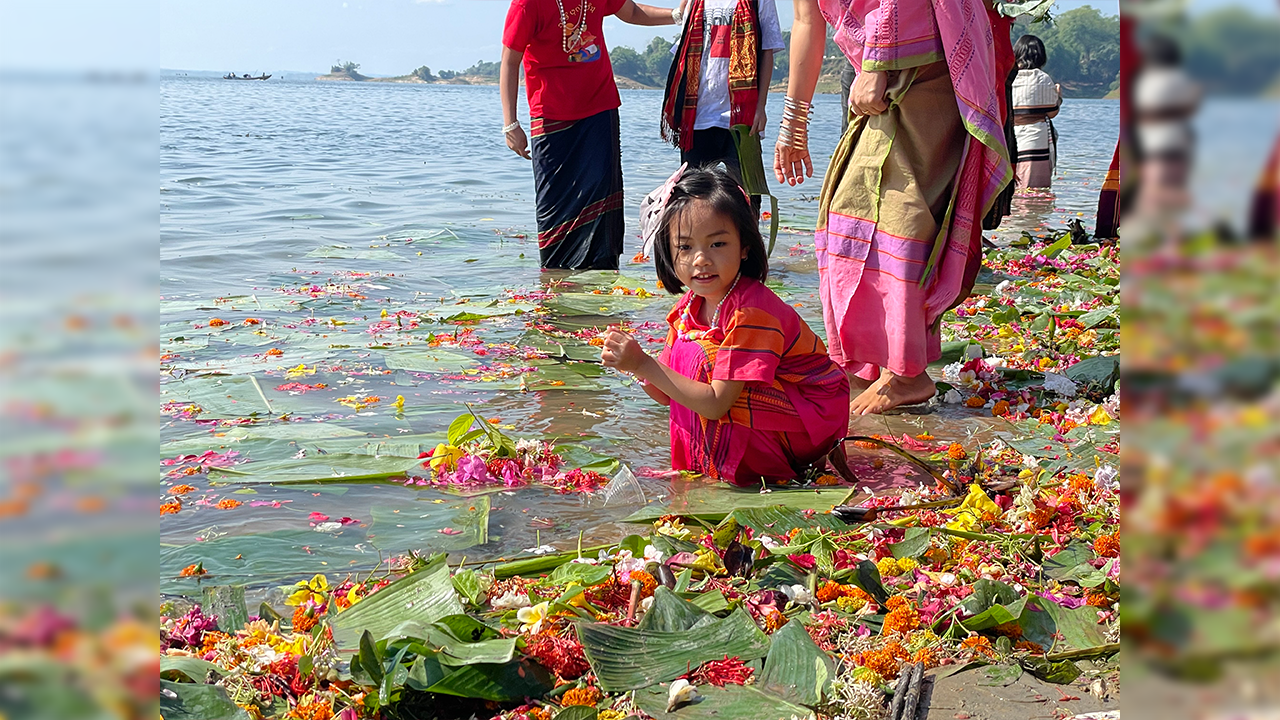  সাঙ্গু নদীতে ফুল ভাসিয়ে বিজু উৎসব পালন করছে পাহাড়ি শিশু। ছবি : সংগৃহীত 
